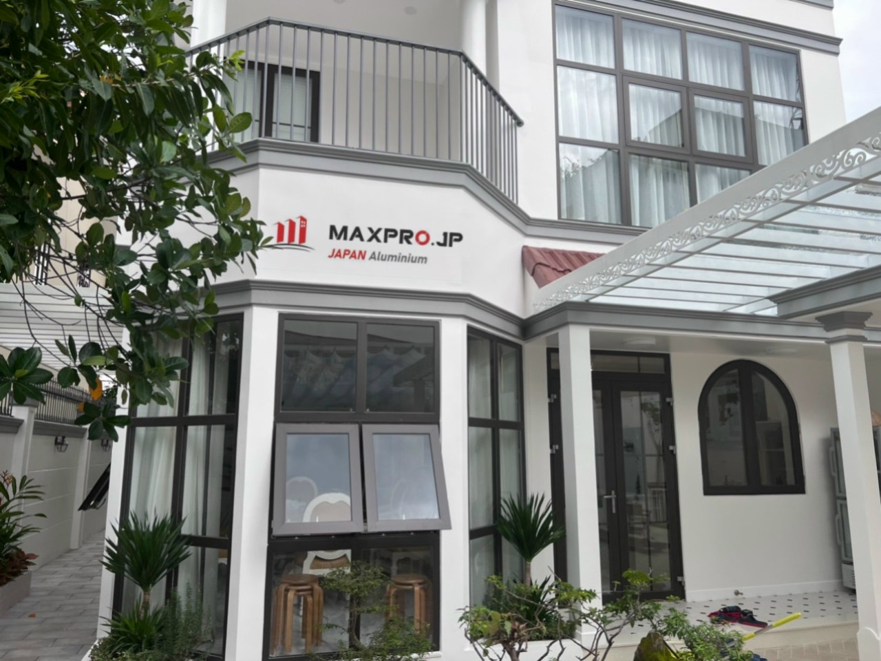CỬA ĐI VÀ CỬA SỔ NHÔM MAXPRO JAPAN KÍNH DÁN AN TOÀN