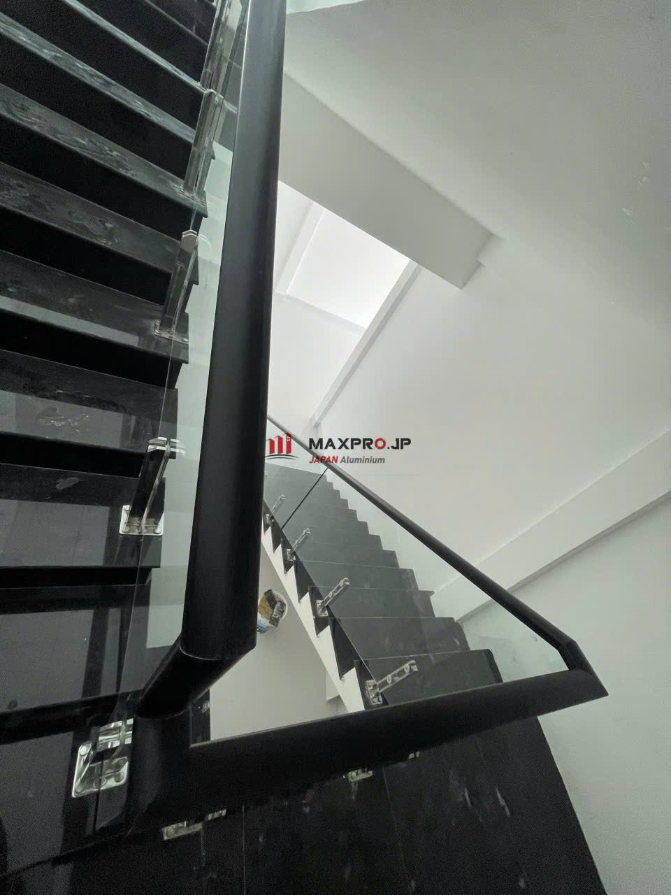 Cầu thang kính tay vịn nhôm Maxpro