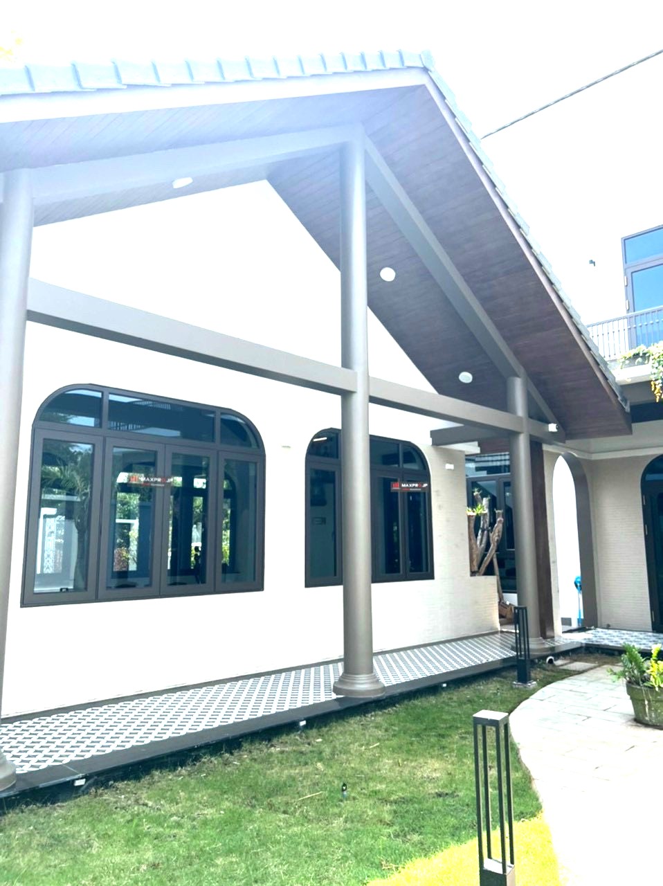CỬA SỔ UỐN VÒM NGHỆ THUẬT MÀU NÂU HIỆN ĐẠI