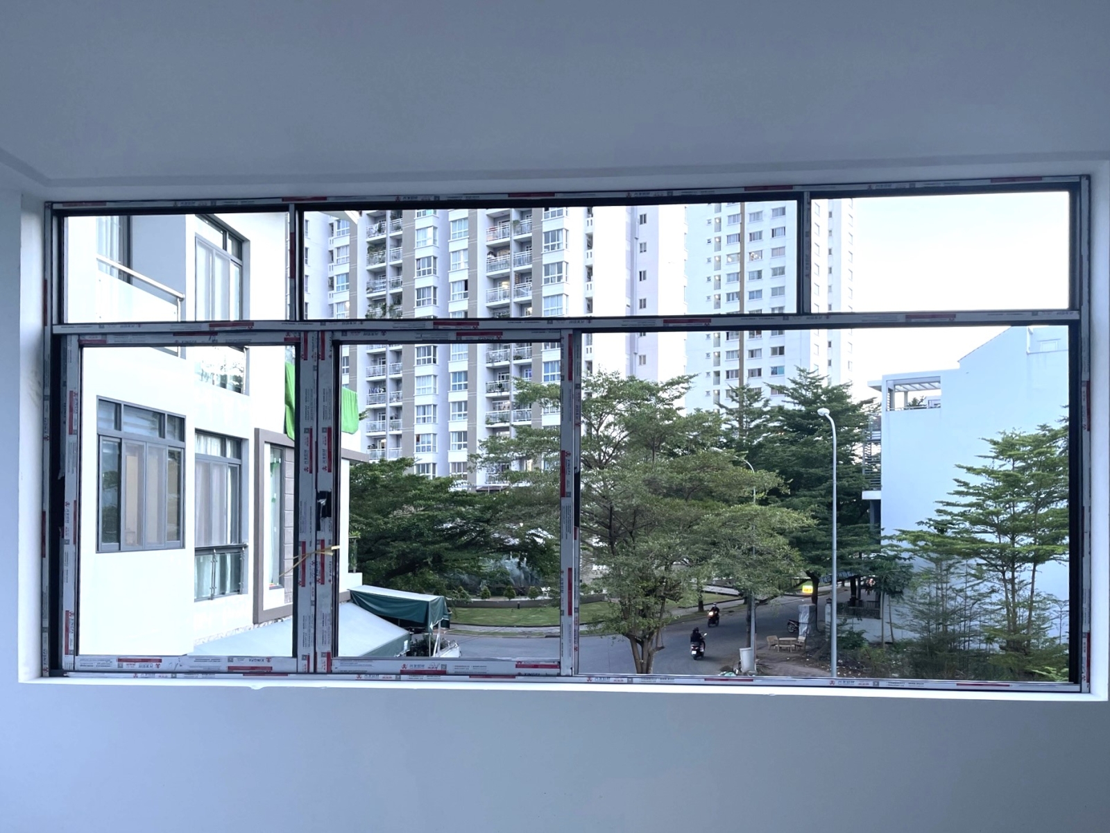 CỬA SỔ MỞ TRƯỢT 4 CÁNH NHÔM MAXPRO HIỆN ĐẠI