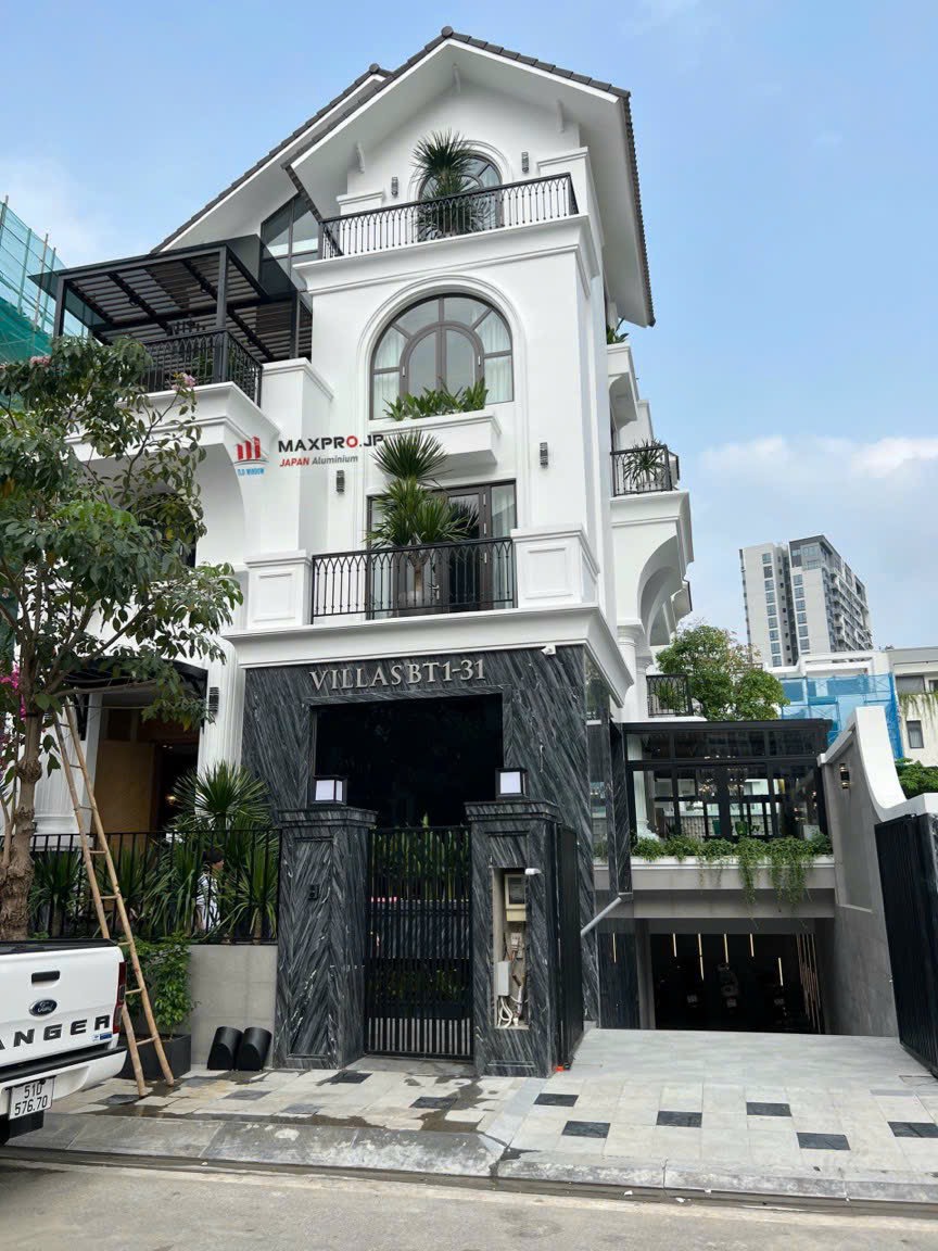 Cửa đi và cửa sổ uốn vòm nghệ thuật nhôm MAXPRO JAPAN màu đen mịn