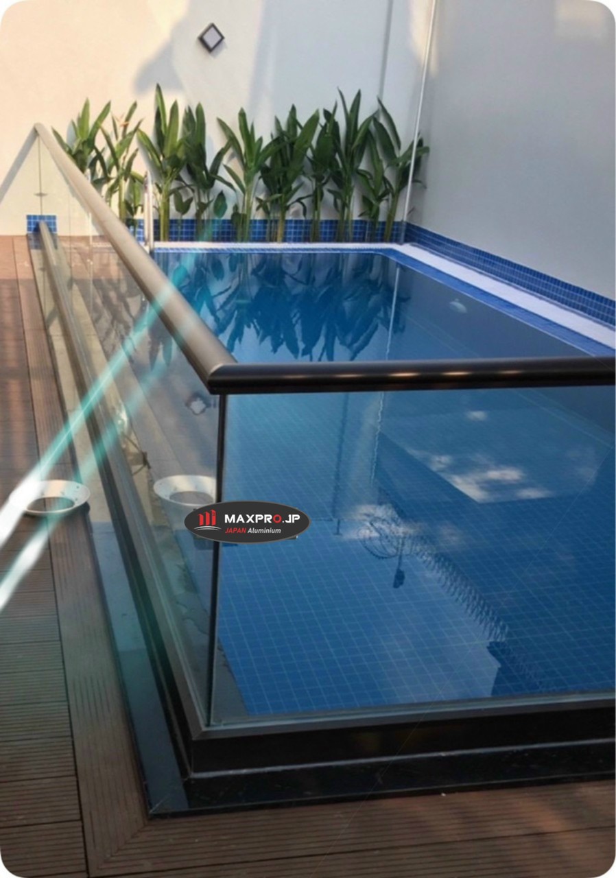 Lan can bể bơi nhôm Maxpro JP màu đen mịn, kính cường lực an toàn