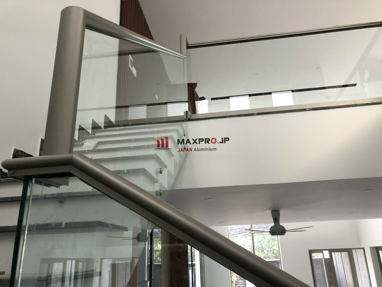 Cầu thang kính tay vịn nhôm Maxpro JP màu Champagne, kính an toàn 10mm cường lực